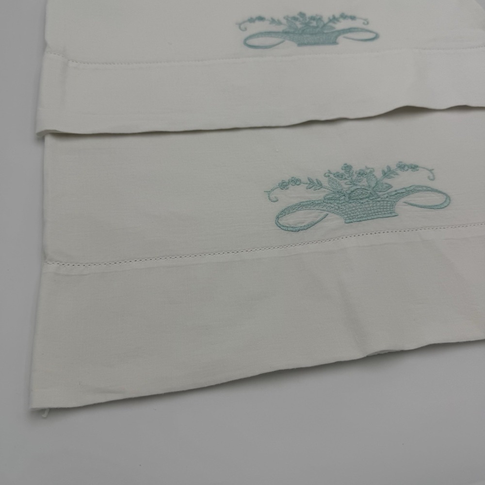 Set of 2 Embroidered Blue Flower Basket White Pillow Cases Covers Bedroom Vtg‎
